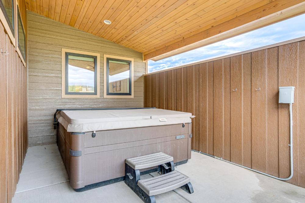 Private Hot Tub and Patio Granby Mtn Retreat!